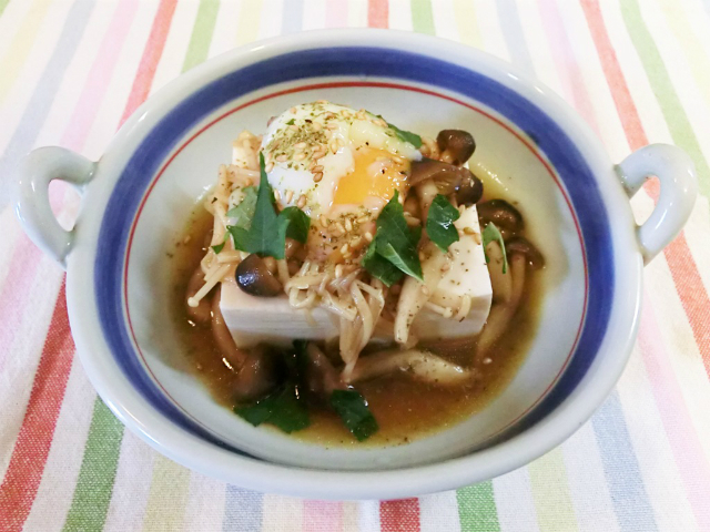 簡単！きのこと温泉卵のせ豆腐♪